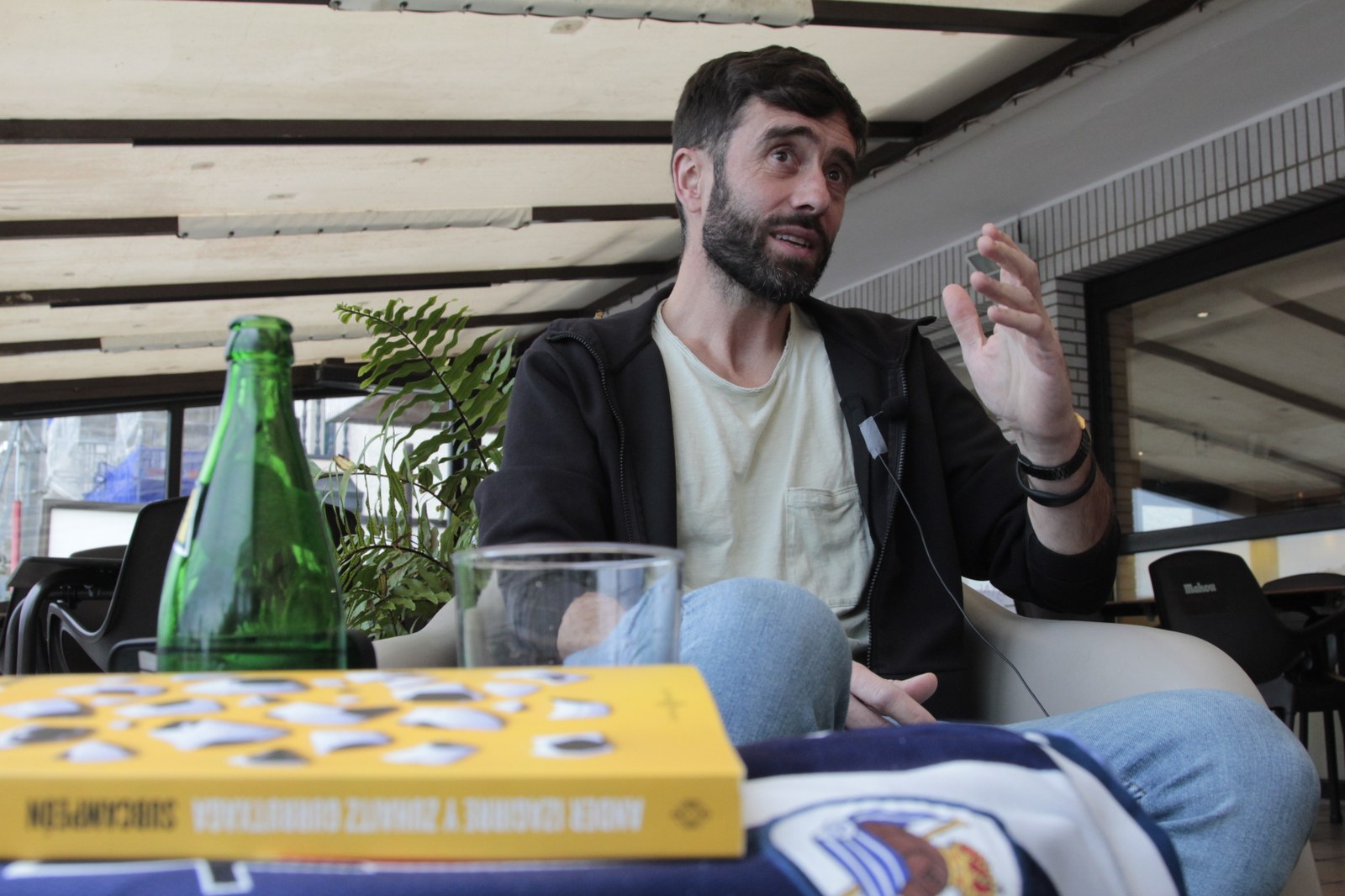 Zuhaitz Gurrutxaga: “Futbolaria ez da korrika egiten duen pertsona plano bat” Zuhaitz Gurrutxaga: “Futbolaria ez da korrika egiten duen pertsona plano bat”