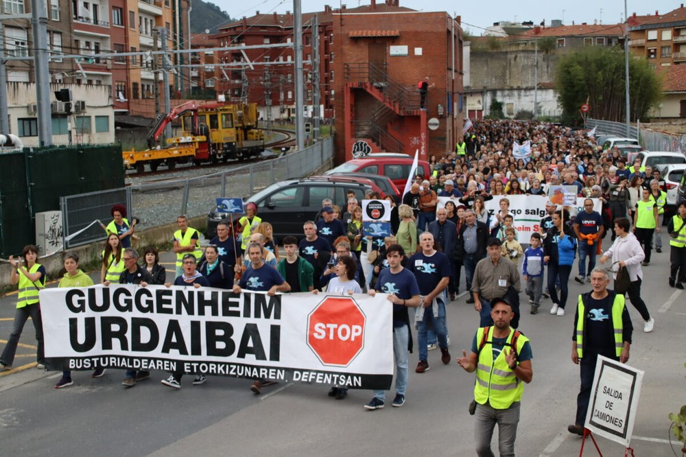 Inposaketaren aurrean, Guggenheim Urdaibai Stop!
