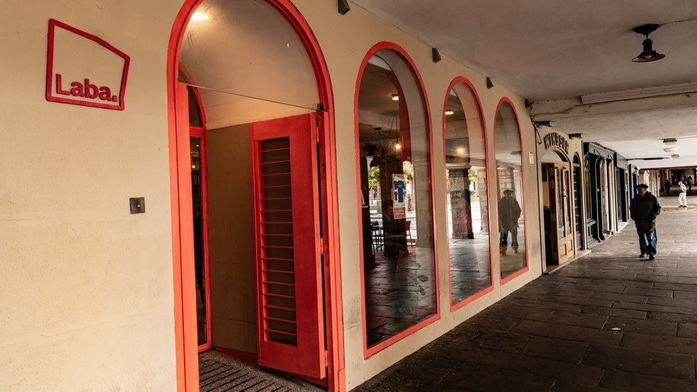 Una plaza joven, luminosa y en euskera