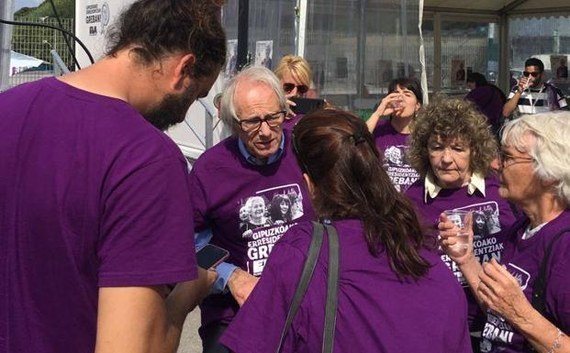 The film director Ken Loach supports the striking care home workers in Guipuzcoa