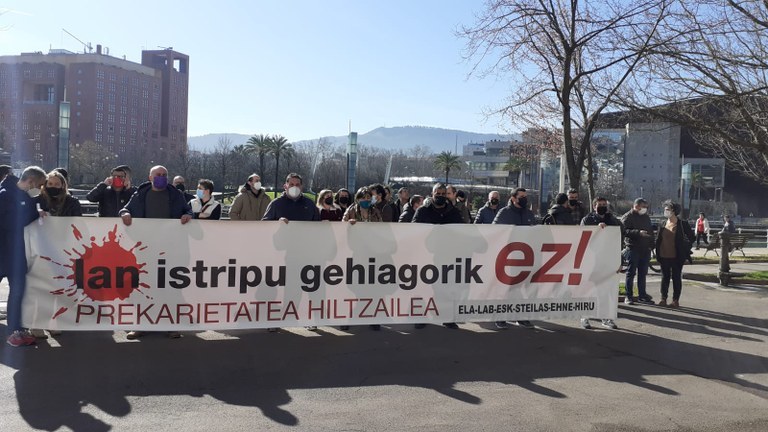 Concentración para denunciar el accidente laboral mortal de un trabajador en Bilbao