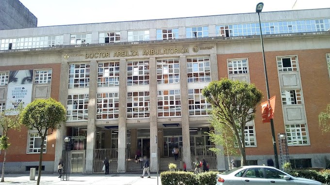 Concentración para denunciar que pretenden cerrar el Punto de Atención Continua de Areilza (Bilbao)