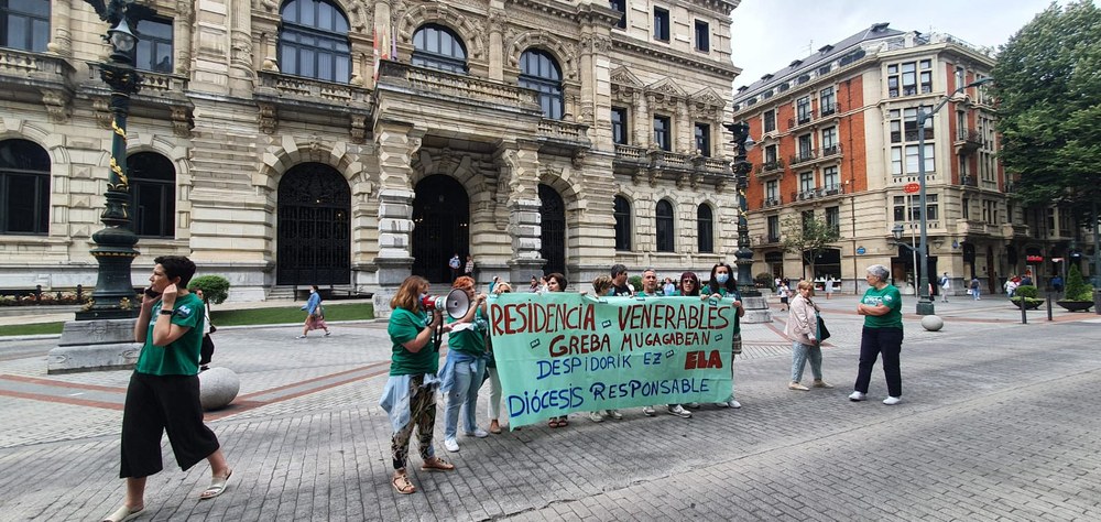 Seguimiento del 100% de la plantilla los primeros días de huelga  indefinida convocada por ELA en la Residencia Venerables Sacerdotes