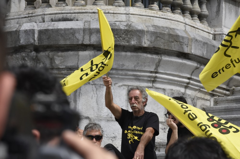 La cacerolada en Bilbao de la plataforma ongi etorri errefuxiatuak en imágenes