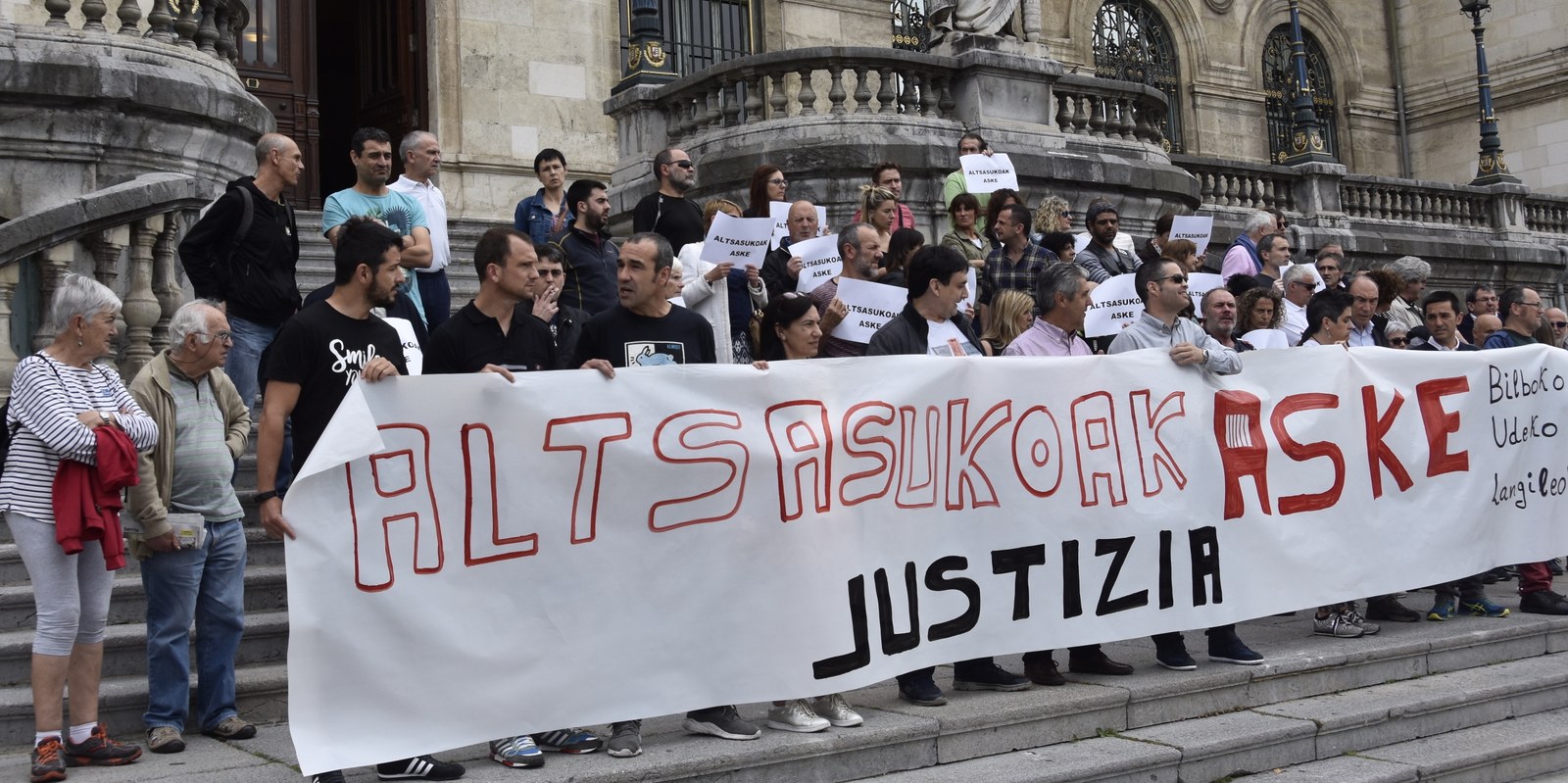 La plantilla del Ayuntamiento de Bilbao muestra su solidaridad a los jóvenes de Altsasu #AltsasukoakASKE