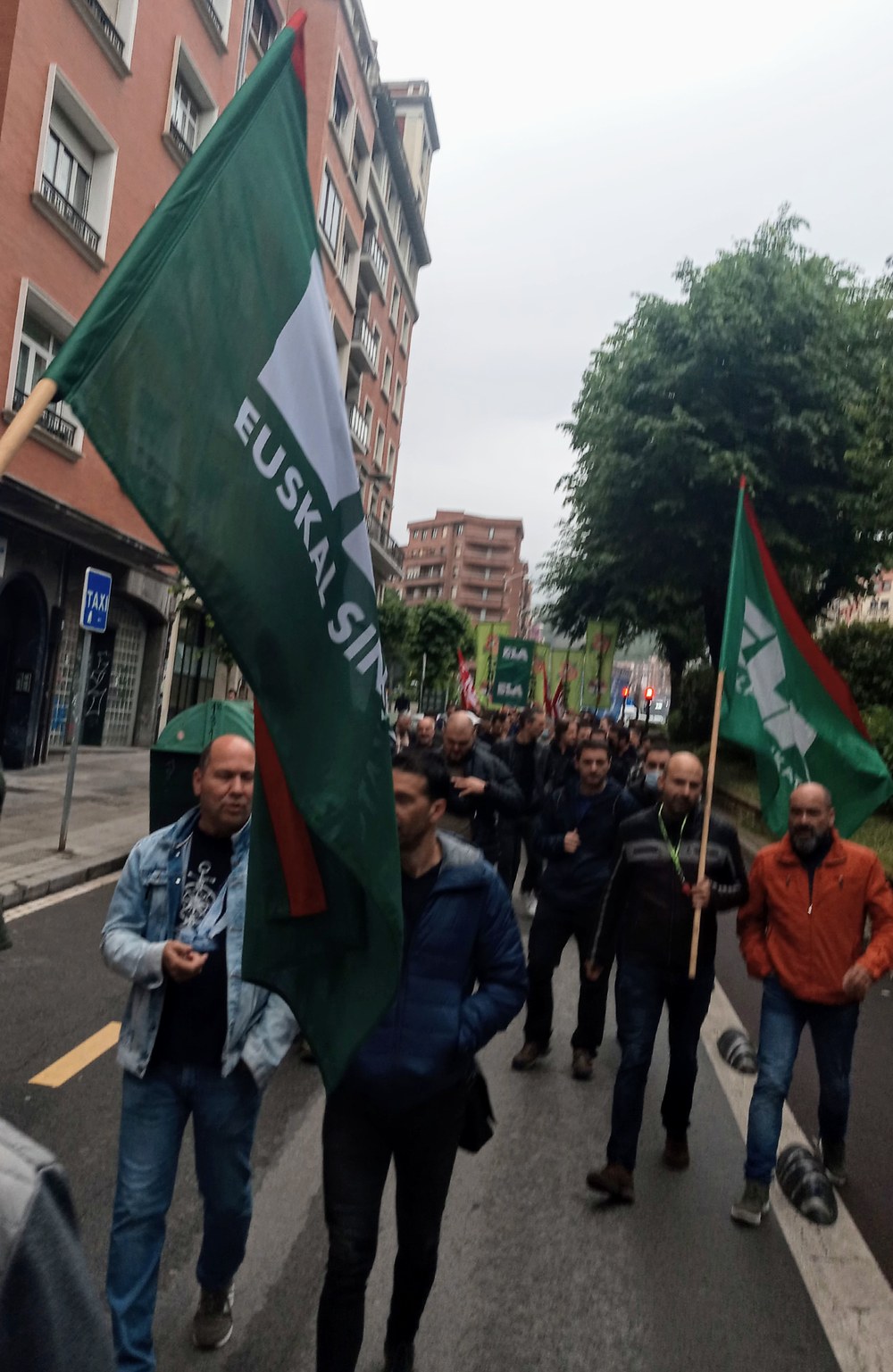 La policía local de Bilbao denuncia en una gran manifestación el deterioro que sufre el colectivo