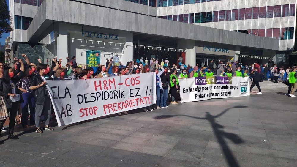 Los y las huelguistas de  H&M y Novaltia se han concentrado en Bilbao coincidiendo con la apertura de Primark