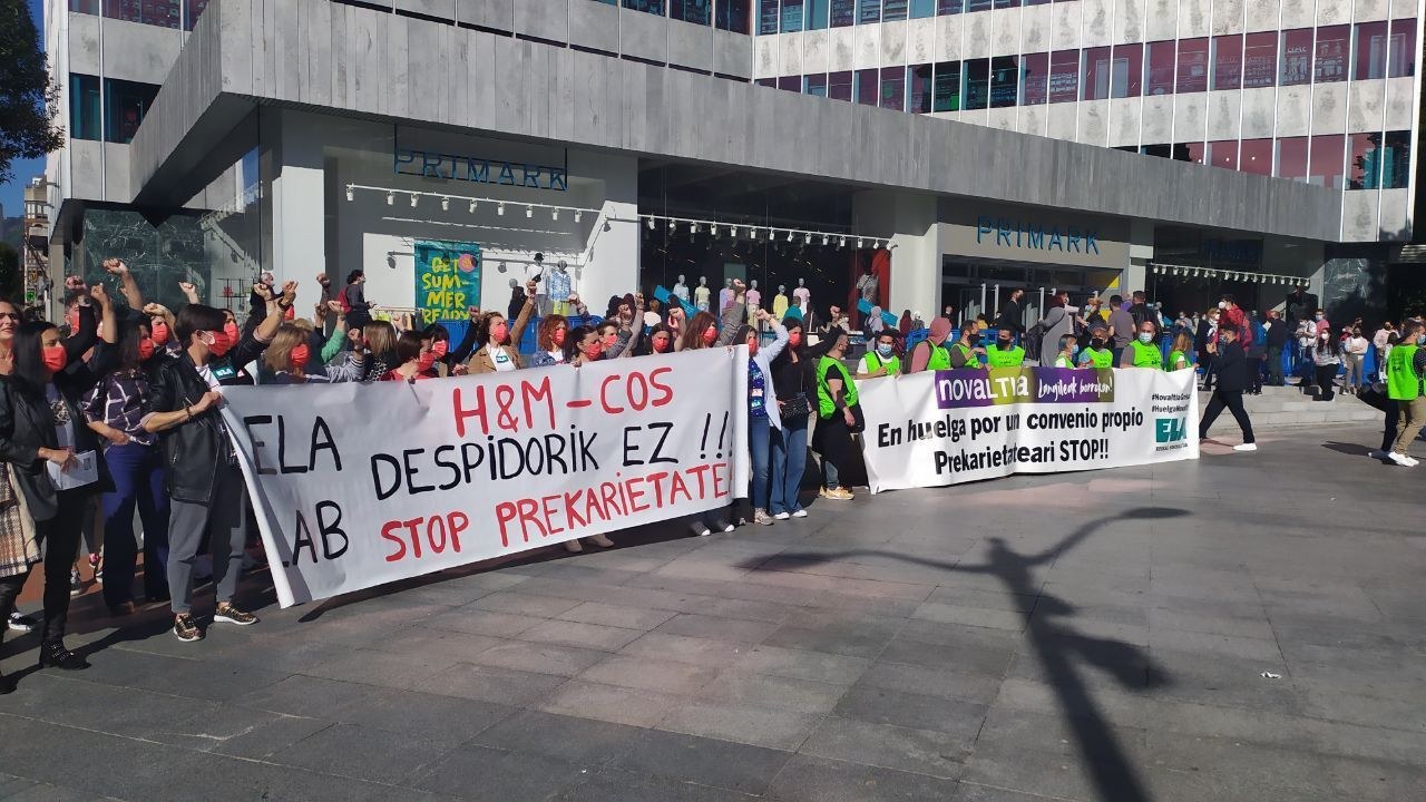 Los y las huelguistas de  H&M y Novaltia se han concentrado en Bilbao coincidiendo con la apertura de Primark