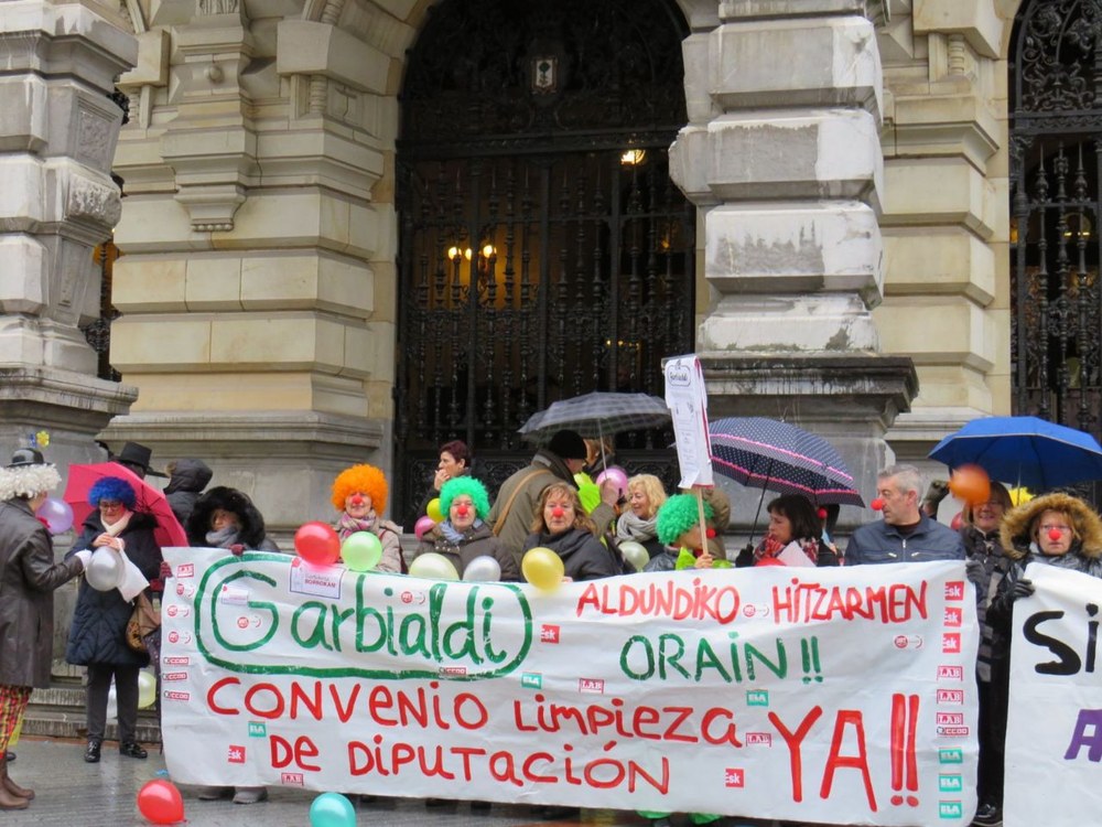Movilización de los y las trabajadoras de la limpieza de la Diputación de Bizkaia