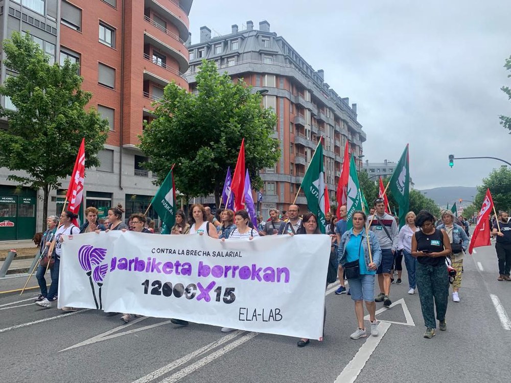 Nueva jornada de huelga de las trabajadoras de limpieza de Bizkaia, que se han manifestado en Bilbao