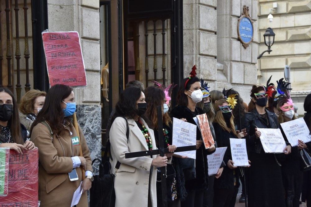 Performance de las trabajadoras de Inditex en la Gran Vía bilbaína contra los despidos anunciados por la digitalización