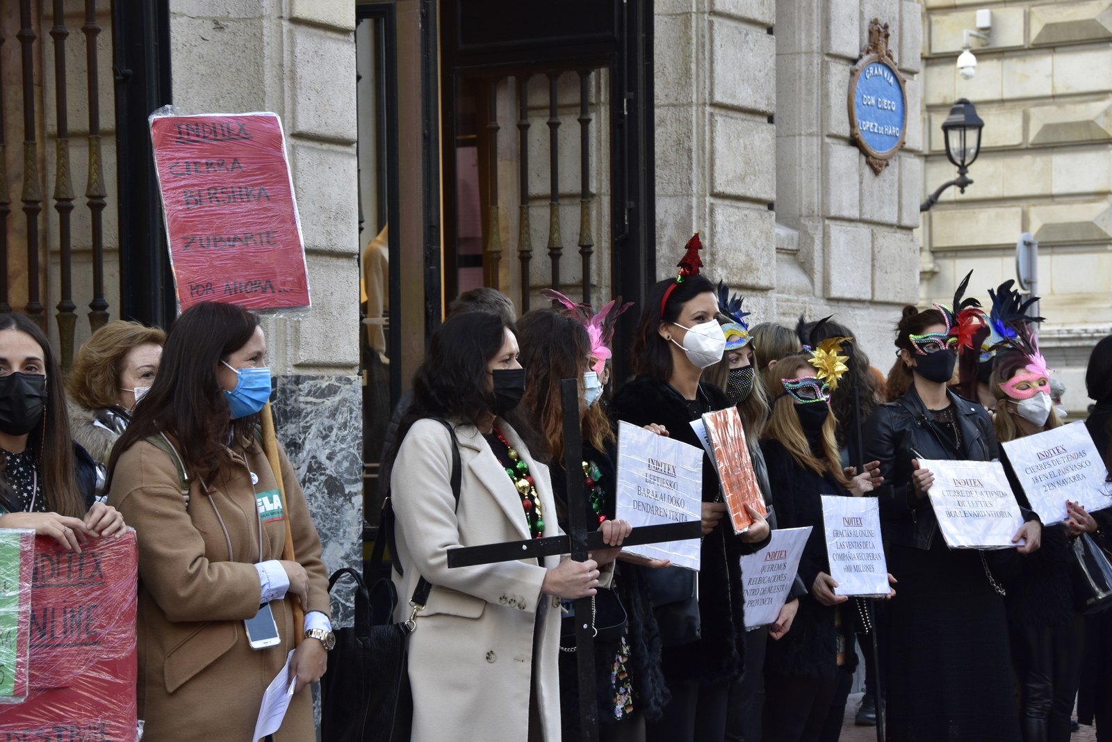 Performance de las trabajadoras de Inditex en la Gran Vía bilbaína contra los despidos anunciados por la digitalización