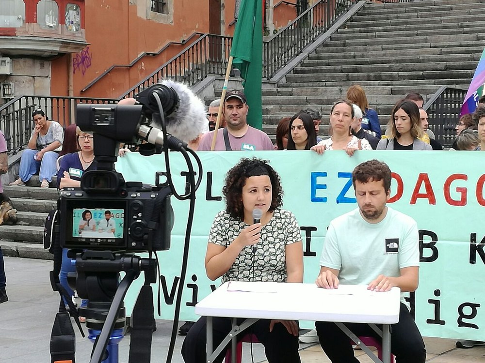 Teatro-denuncia de ELA en Bilbao: 350 personas duermen en la calle mientras hay 8.000 viviendas vacías