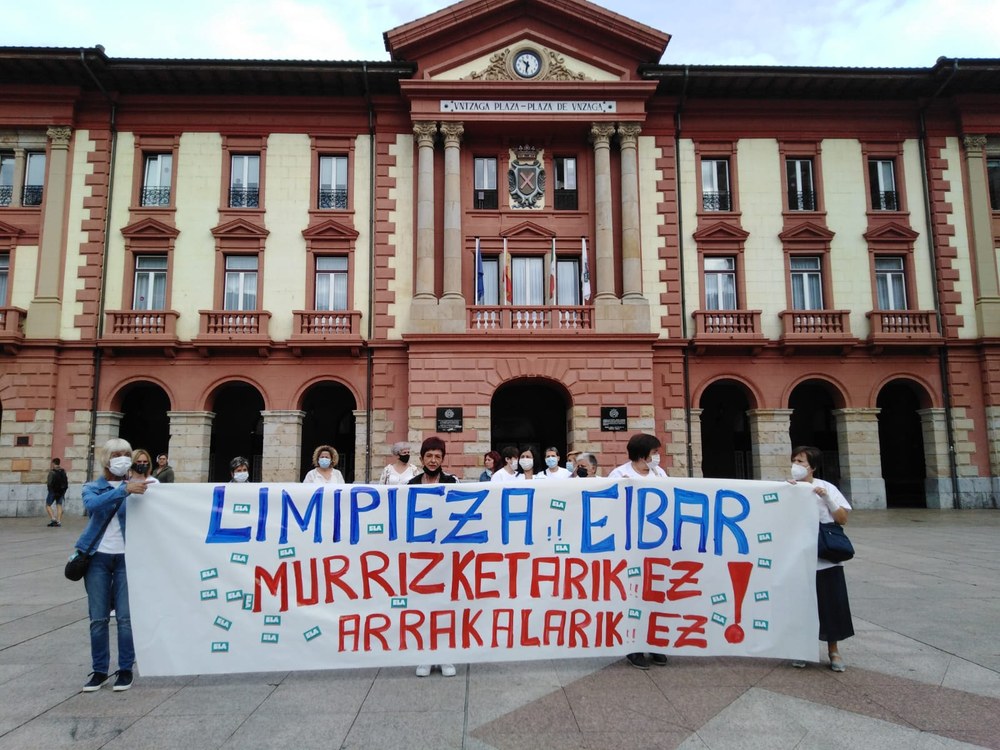 Las trabajadoras de limpieza subcontratadas por el Ayuntamiento de Eibar exigen la eliminación de la brecha salarial