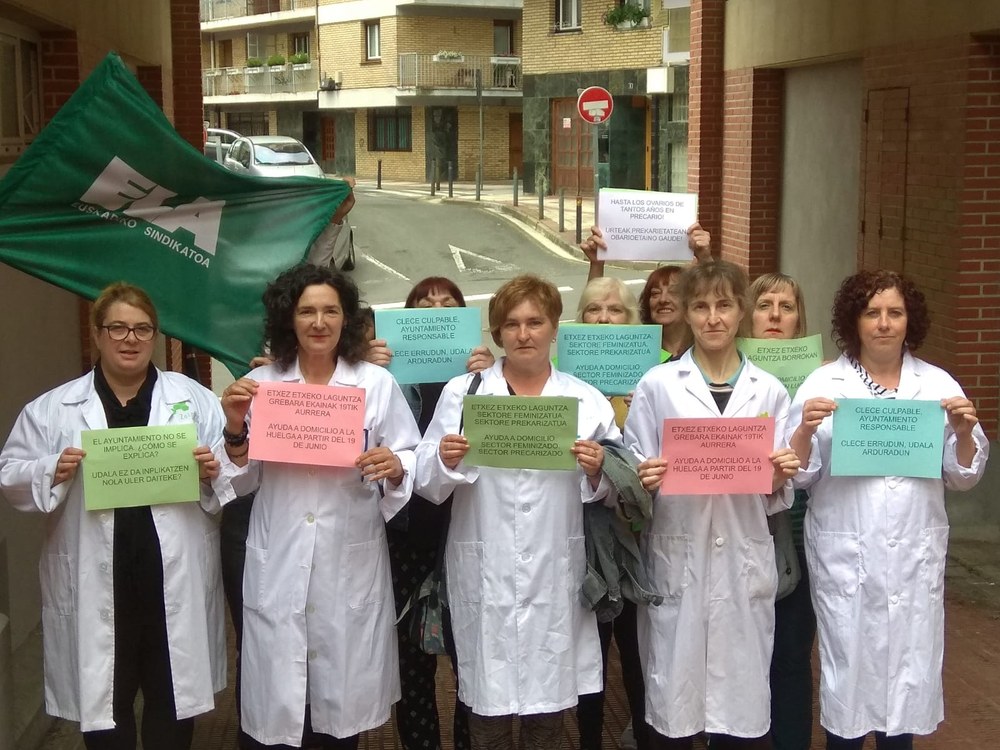 Las trabajadoras del servicio de ayuda a domicilio de Arrasate en huelga
