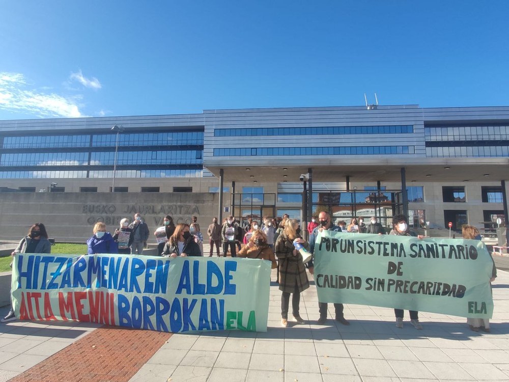 Trabajadores y trabajadoras de Aita Menni se concentran frente al Gobierno Vasco en su séptima jornada de huelga