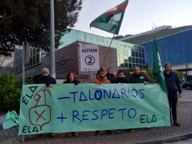 Tras 36 días de huelga han sido readmitos los dos trabajadores del banco de tiro de Eibar despedidos