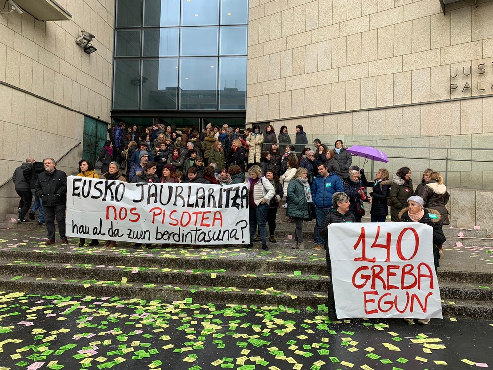 Cinco meses de huelga de las trabajadoras de limpieza de comisarías y edificios judiciales de Gipuzkoa