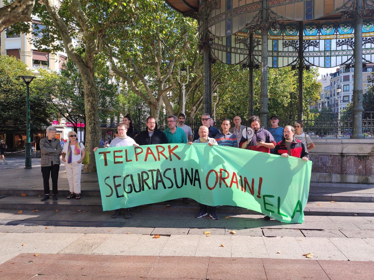 Concentración de la plantilla para denunciar las malas condiciones laborales y las agresiones sexuales ocurridas en sus instalaciones Concentración de la plantilla para denunciar las malas condiciones laborales y las agresiones sexuales ocurridas en sus instalaciones