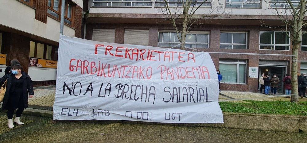 Concentración de las trabajadoras de limpieza de edificios de Gipuzkoa ante el PRECO