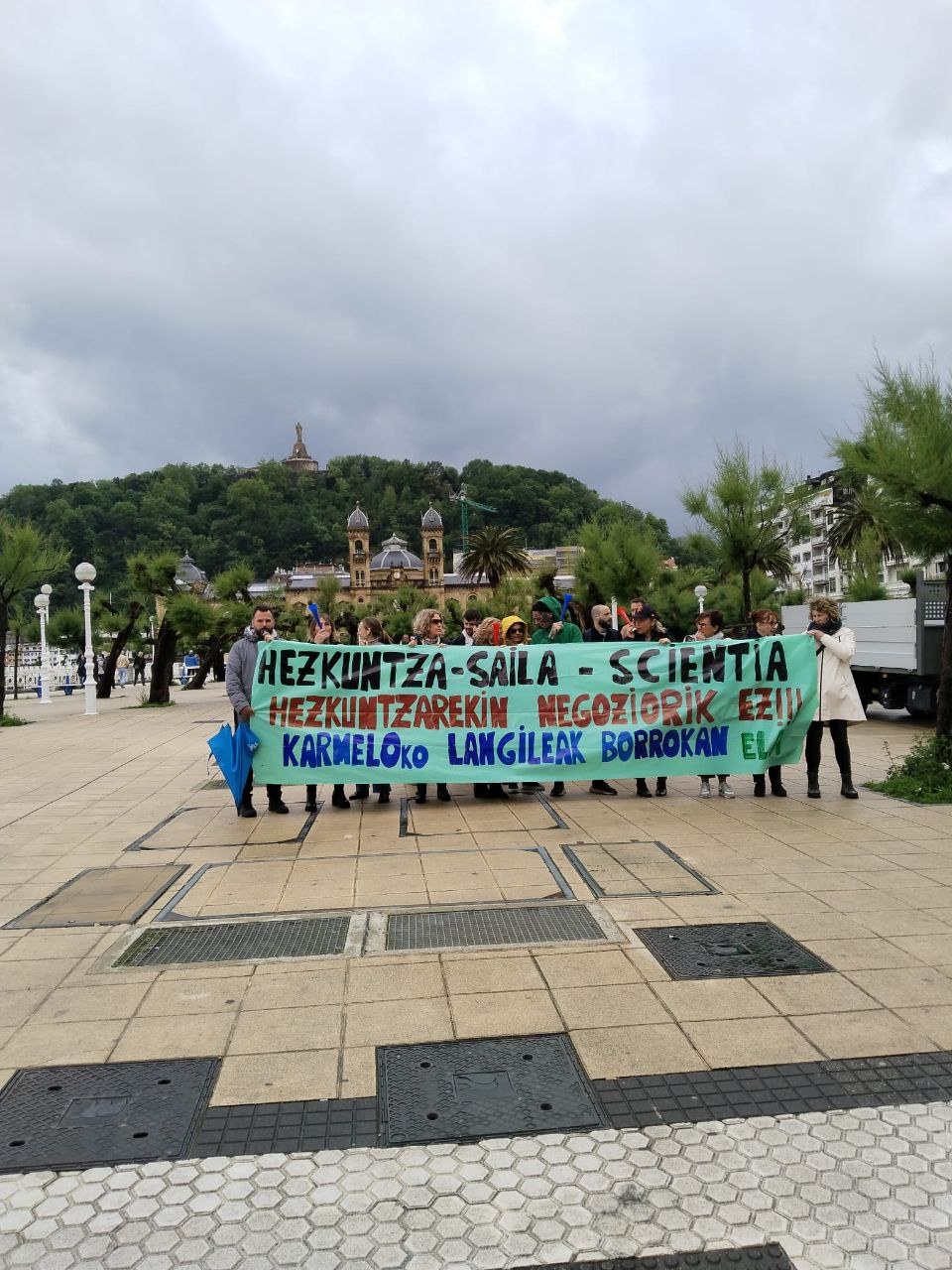 Concentración para para denunciar que el Departamento de Educación también es responsable del cierre del centro