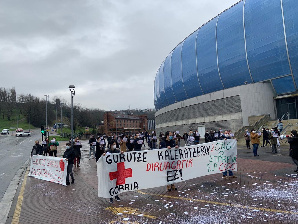Continúan las movilizaciones de la plantilla de la Cruz Roja de Donostia contra los despidos