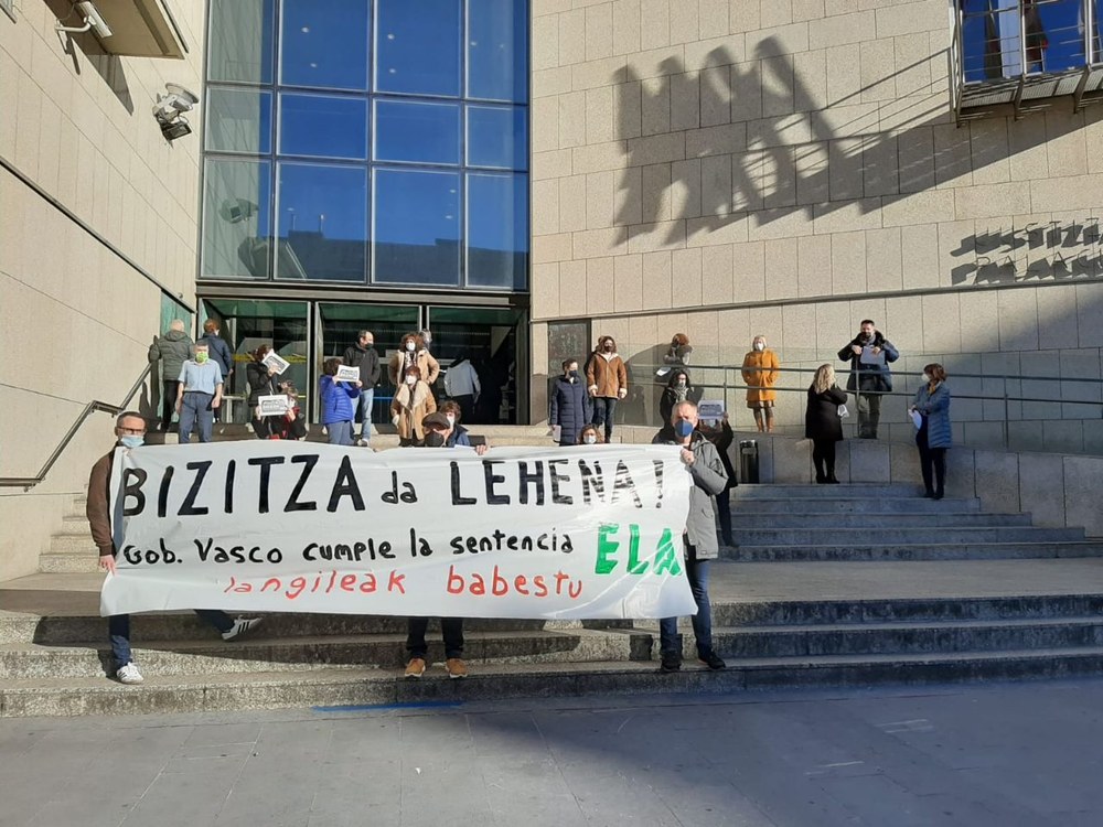 Instan a ejecutar de manera forzosa la sentencia que condenó al Departamento Justicia por vulnerar el derecho a la salud de parte del personal de Justicia de Donostia