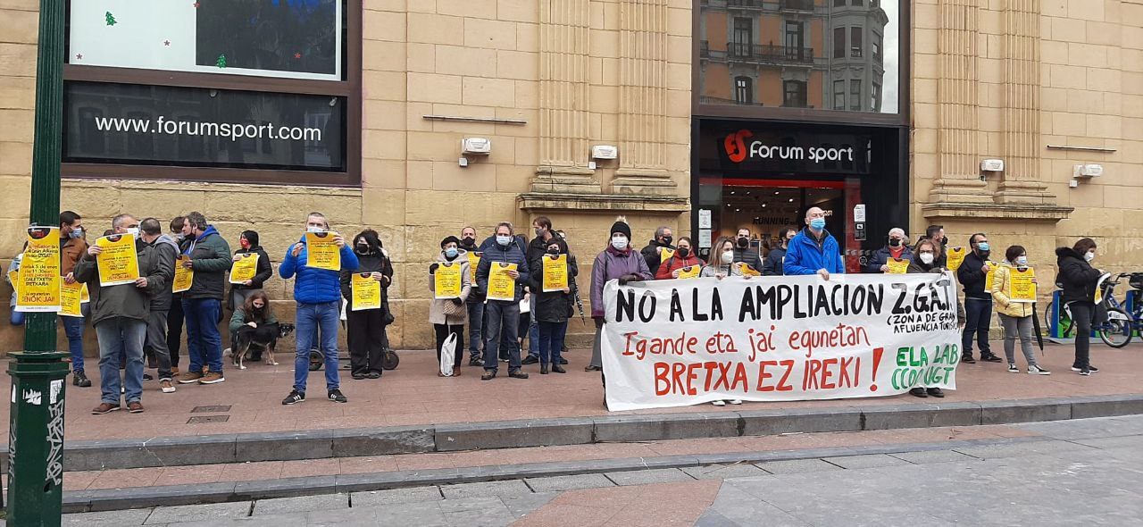 La plataforma ‘Jaietan denok jai’ denunica la ampliación de la Zona de Gran Afluencia Turística aprobada por el Ayuntamiento de Donostia