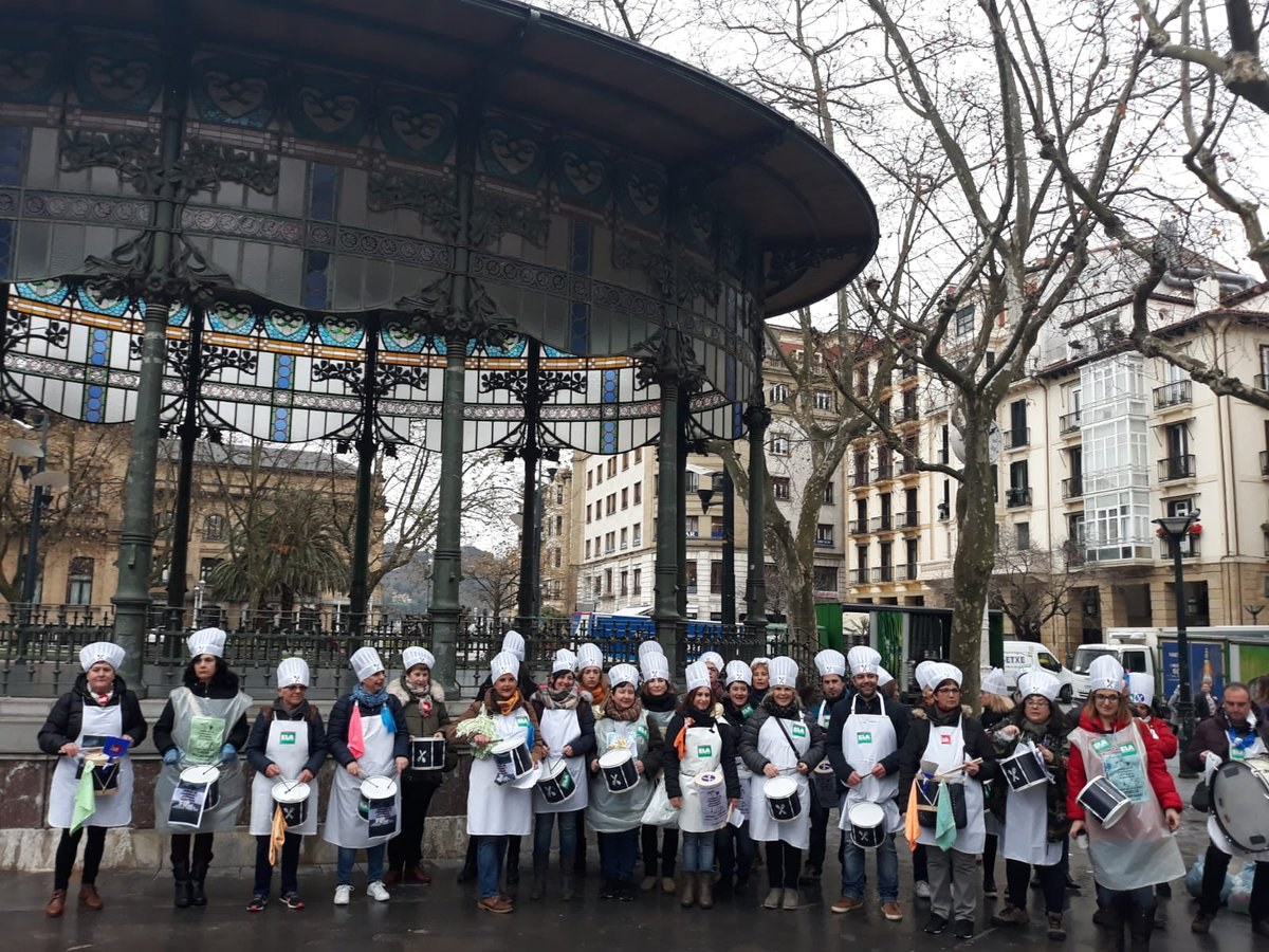 Las trabajadoras de limpieza de comisarías y juzgados de Gipuzkoa exigen acabar con la brecha salarial a ritmo de tambor