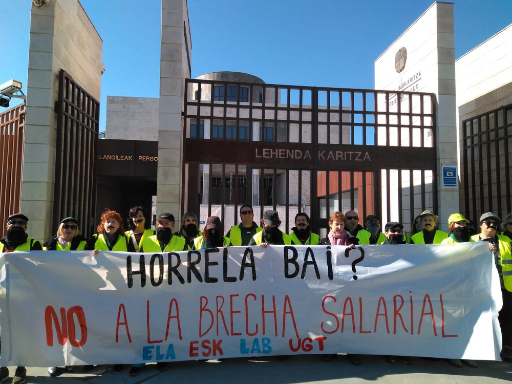 Las trabajadoras de limpieza de comisarías y edificios judiciales de Gipuzkoa en huelga se concentran ante Lehendakaritza