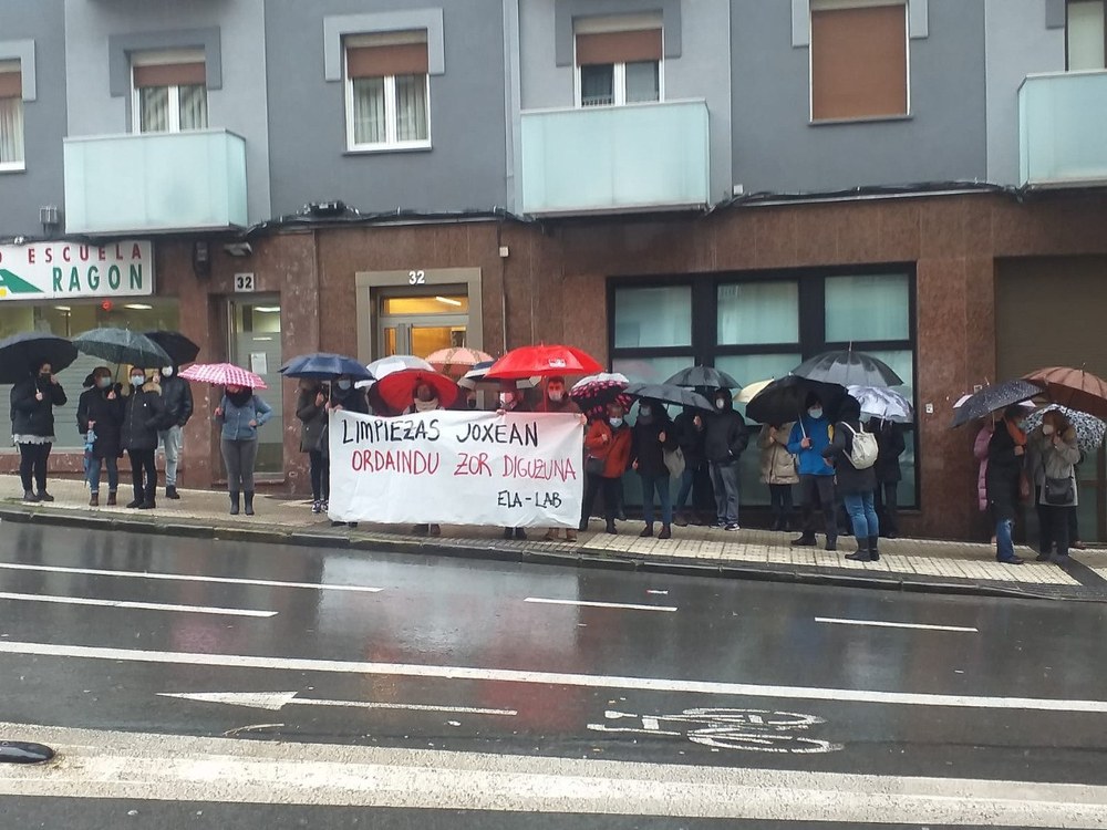 Las trabajadoras de Limpiezas Joxean exigen que se les abonen la totalidad de salarios