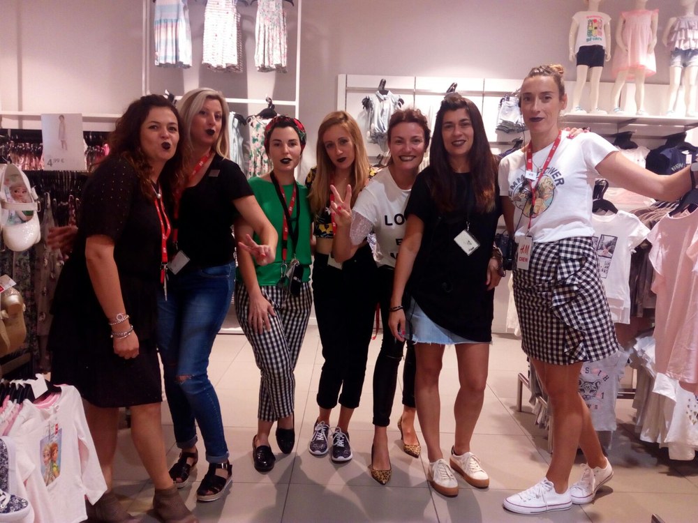 Las trabajadoras del textil se han pintado los labios de negro en favor del convenio de comercio de Gipuzkoa
