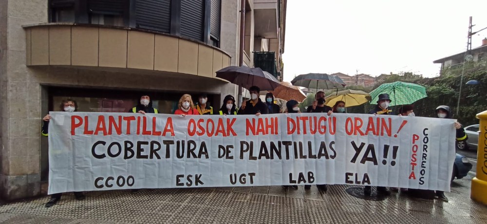 Las y los carteros de Errenteria denuncian las excesivas cargas de trabajo que sufren por la falta de personal