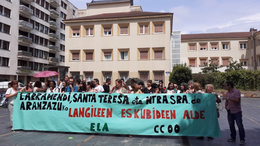Primer día de huelga para garantizar los puestos en la fusión de Santa Teresa, Larramendi y Jesuitinak de Donostia