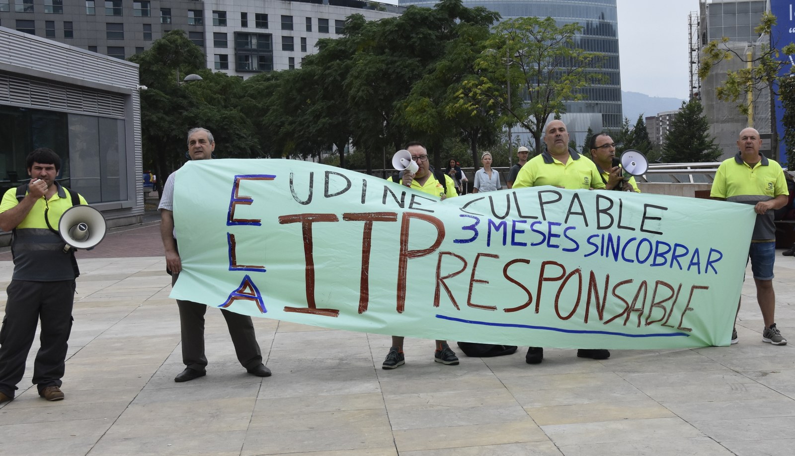 “ITP se llena los bolsillos explotando y subcontratando” #EutsiTaTira “ITP se llena los bolsillos explotando y subcontratando” #EutsiTaTira