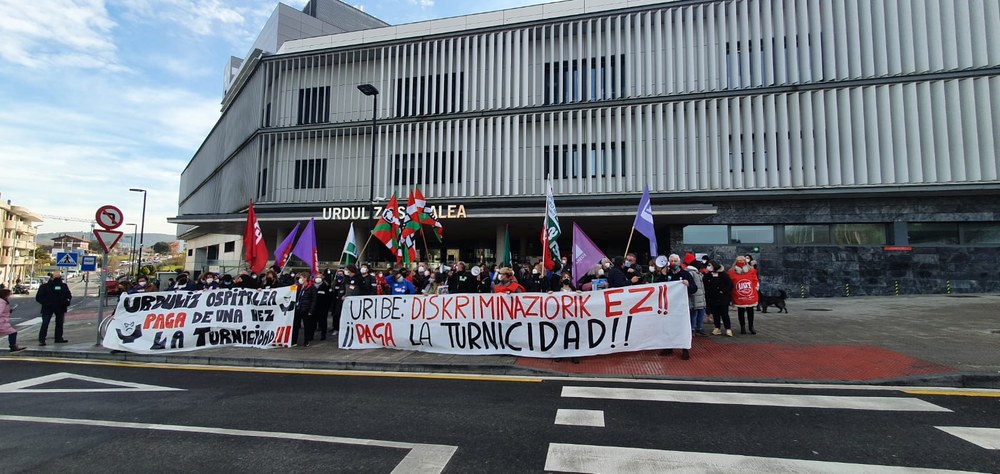 Amplio seguimiento de la huelga para denunciar los recortes del Hospital de Urduliz