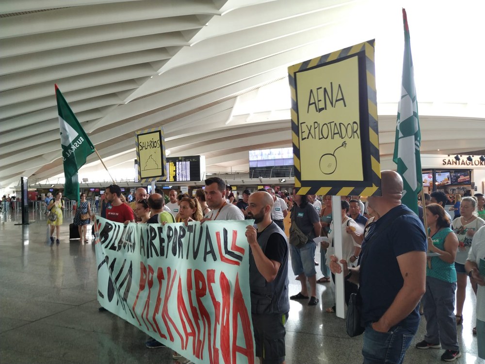 Concentración contra la precariedad en el Aeropuerto de Bilbao
