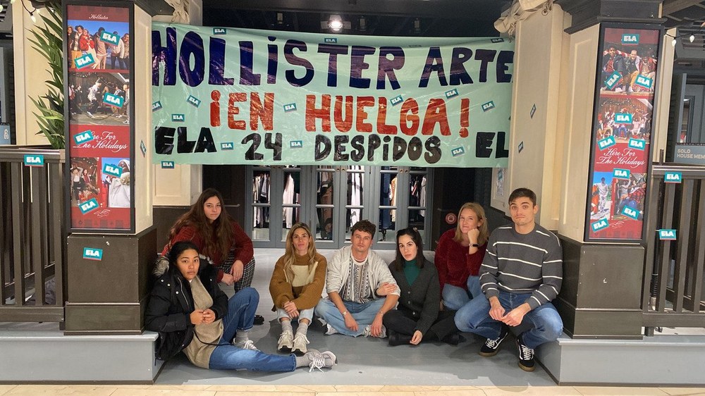 Huelga indefinida de la plantilla de Hollister del centro comercial Artea por el cierre anunciado por la dirección