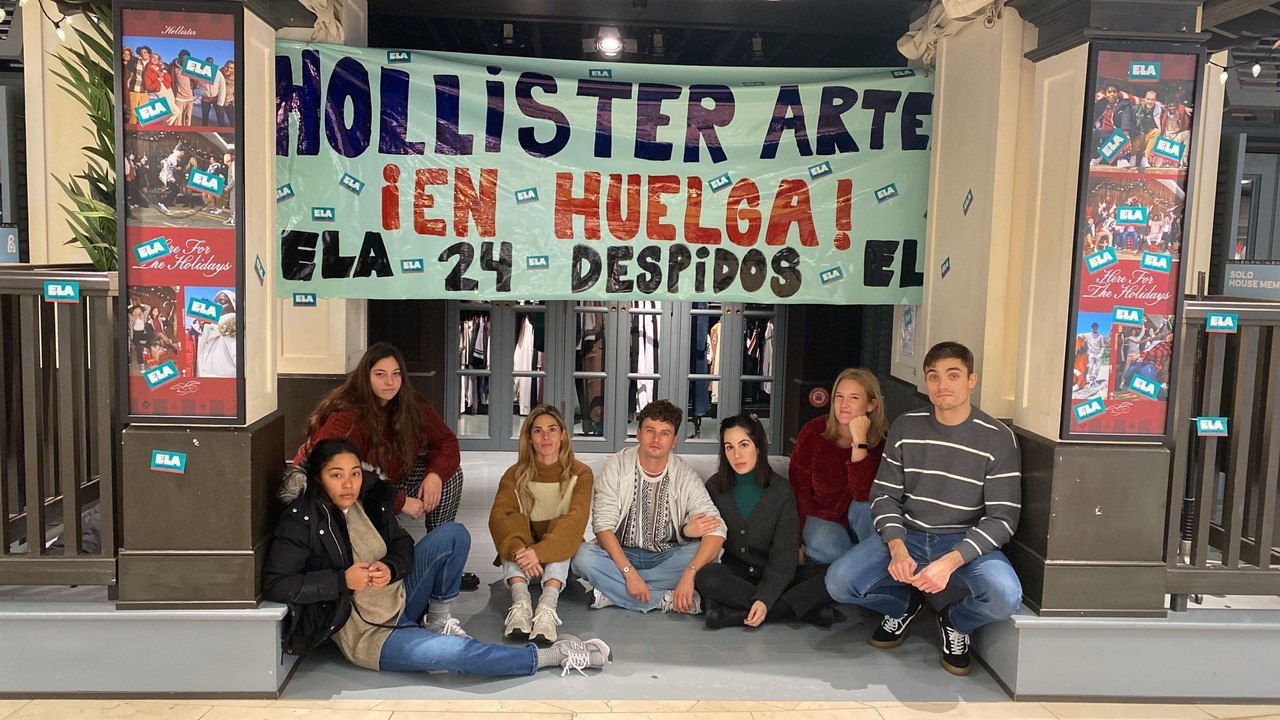 Huelga indefinida de la plantilla de Hollister del centro comercial Artea por el cierre anunciado por la dirección