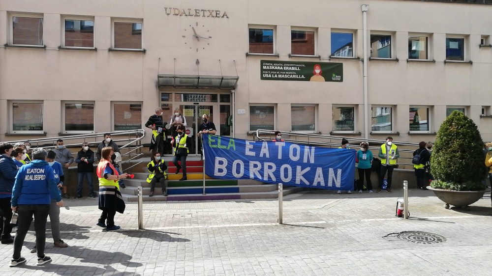 La multinacional Eaton Industries pretende cerrar el centro, en Derio, y deja en la calle a 37 familias