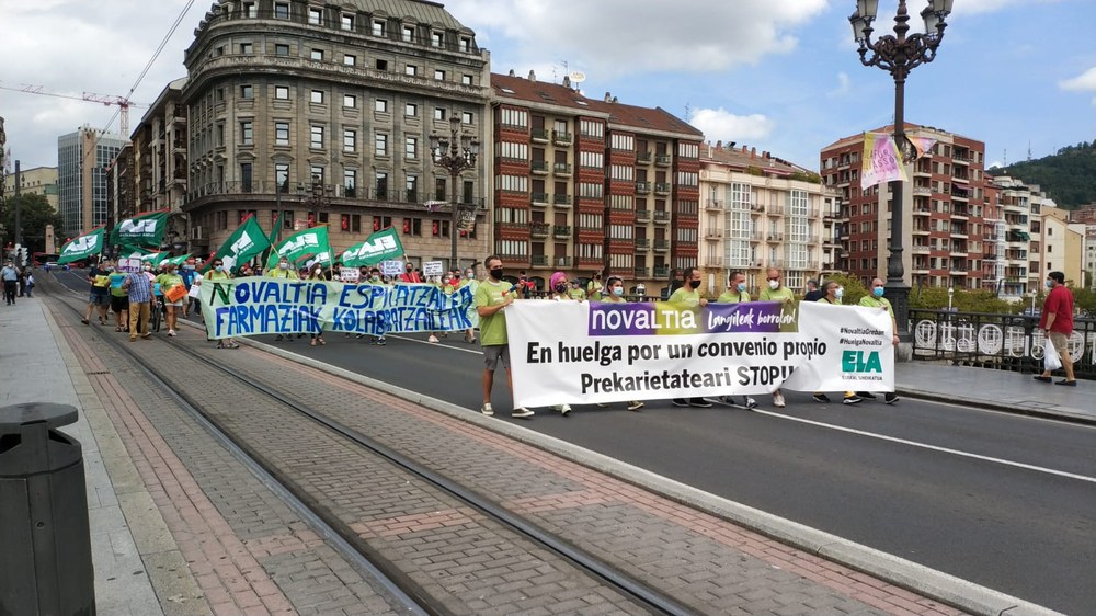 Manifestación en Bilbo de la plantilla de Novaltia tras más de un año en huelga