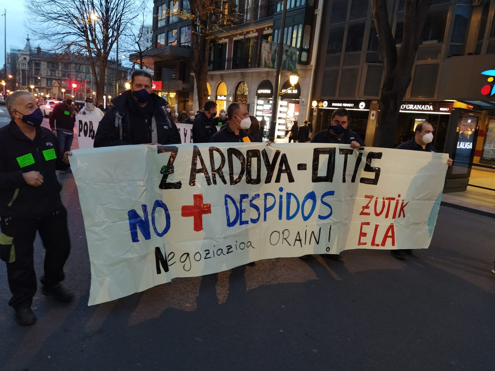 Otis Zardoia se moviliza en Bilbao para exigir un convenio de empresa que reparta la riqueza que se genera en la empresa Otis Zardoia se moviliza en Bilbao para exigir un convenio de empresa que reparta la riqueza que se genera en la empresa