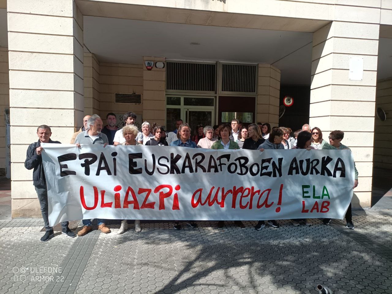 Concentración para denunciar un nuevo atropello judicial contra el euskera