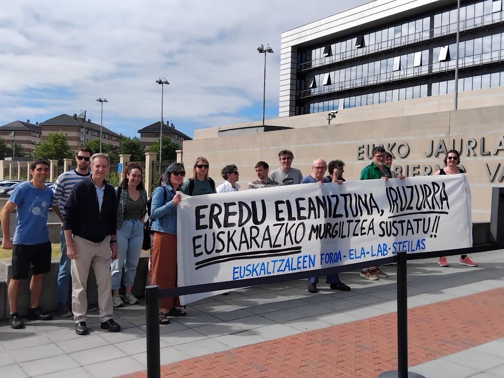 ELA participa en la concentración en defensa de la inmersión en euskera