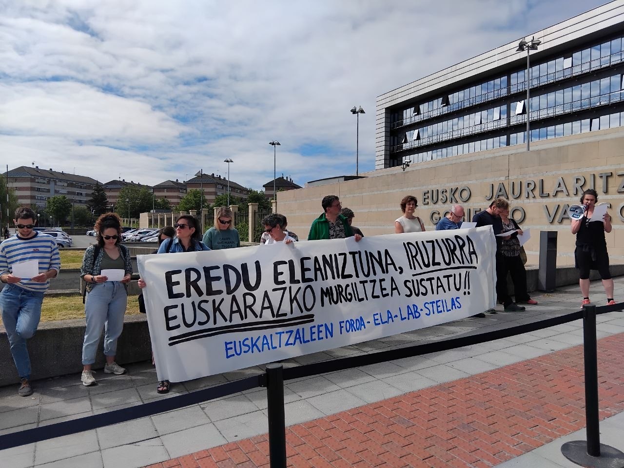 ELA participa en la concentración en defensa de la inmersión en euskera