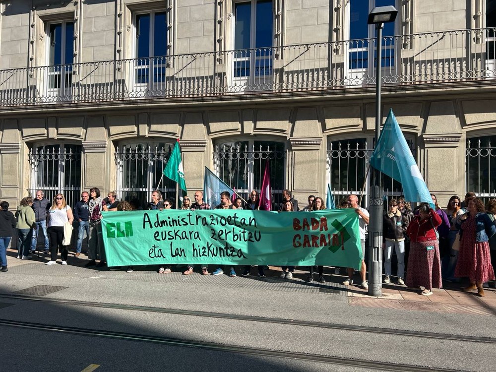 ELA se moviliza ante el Parlamento Vasco para que el euskera deje de ser una lengua subordinada al castellano en las administraciones