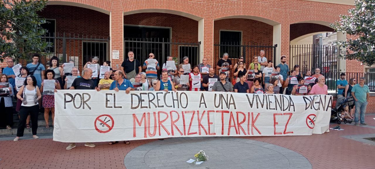 Concentración por el fallecimiento de una persona sin hogar en Barakaldo Concentración por el fallecimiento de una persona sin hogar en Barakaldo