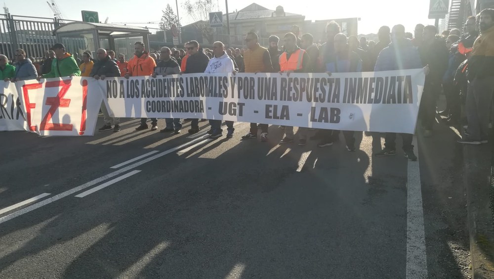 Jornada de paro en protesta por el accidente laboral mortal en el puerto de Bilbao