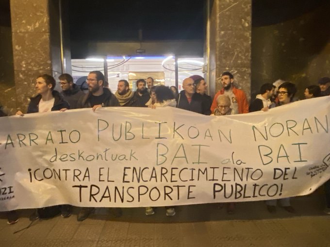 Concentración en defensa del transporte público