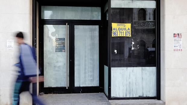 Crecen las quejas al sector bancario y CaixaBank y BBVA responden con EREs